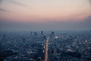 暮色城市朦胧远景