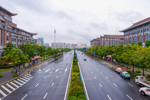 雨后城市主干道街景