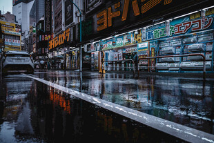 雨后都市街景倒影