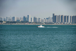 滨海城市海面风光