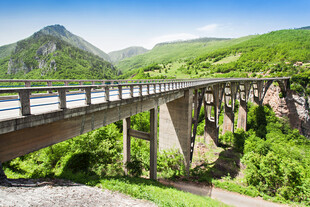 山间公路桥风光