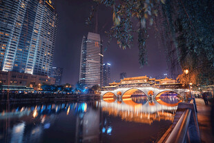 都市河畔璀璨夜景