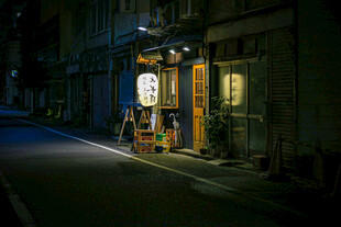 夜间街角日式小店