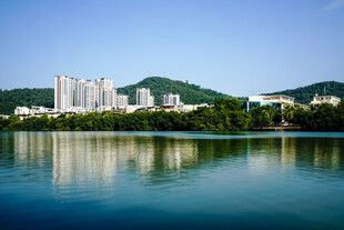 湖畔城市山水风光