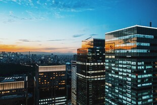 黄昏都市商务高楼景观