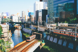 城市河畔轨道交通风光