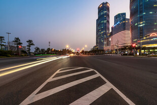 傍晚城市道路风光