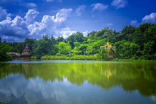 湖畔山林晴日风光