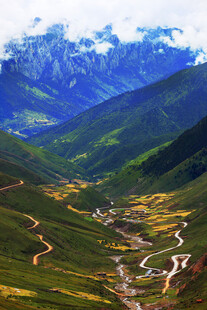 高原山谷盘山公路风光