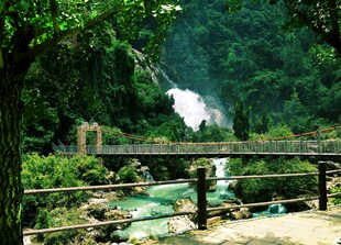 山间瀑布