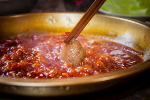 红油火锅涮牛肉丸