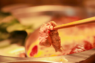 火锅涮肉特写