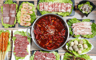 红油火锅丰盛食材