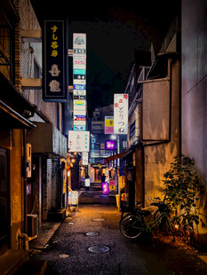 日式深夜小巷夜景