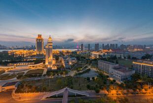 黄昏滨水城市全景
