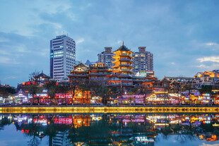 江畔古楼城市夜景倒影
