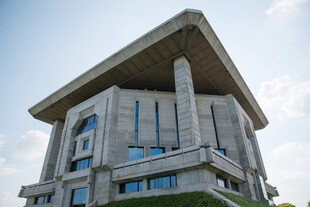 现代公共建筑仰拍