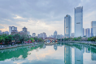 滨水城市天际线风光