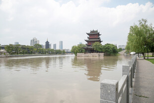 河畔古楼滨河风光
