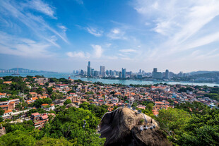 滨海城市高空俯瞰全景