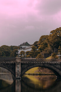 暮色石桥湖岸风光