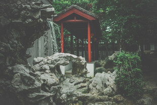 山林红亭瀑布景观