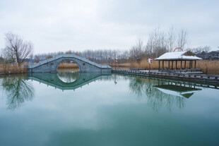 雪后湖畔拱桥冬景