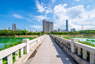 城市河畔观景步道