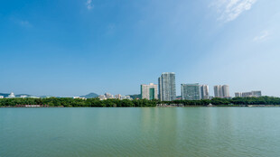滨江城市远景风光