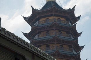 中式古塔楼仰拍