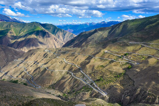 高原峡谷盘山公路风光