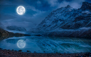 月夜山湖满月倒影
