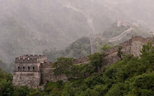 雾中长城远景
