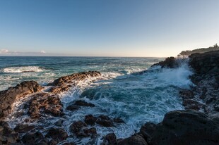 海岸礁石海浪风光