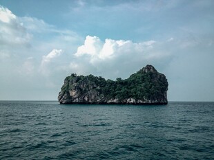 远海小岛自然风光