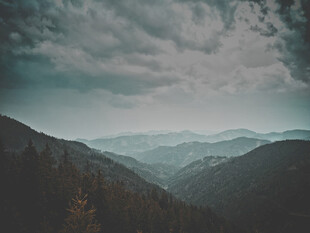 雾色层叠山峦风光
