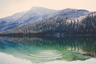 唯美山林湖景风光