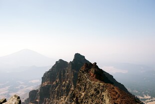 晴空下的峻峭山峰