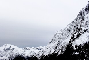 冬日雪山远景
