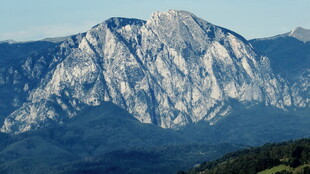 水波中山峦倒影