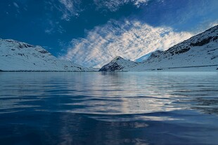 湖山倒影自然美景