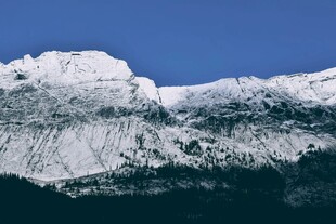 蓝天下的雪山冰原