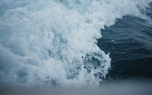 海浪翻涌浪花飞溅
