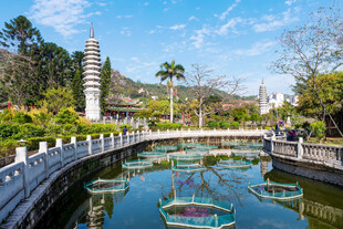 古塔园林湖景风光