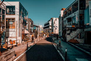 晴朗城市街道街景