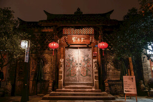 中式古建门楼夜景