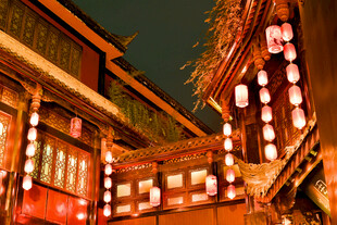 古街红灯笼夜景