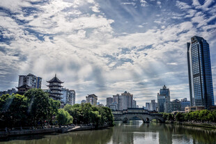 河畔城市古今风光