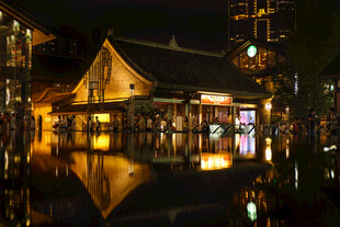 水乡古建夜景倒影