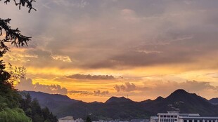 黄昏远山晚霞美景
